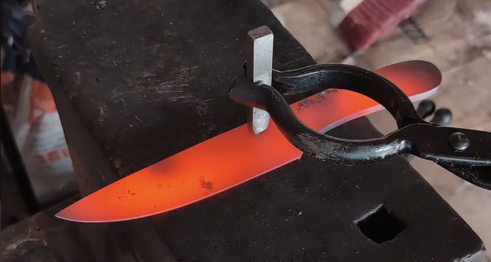 Poinçon de l'artisan appliqué sur une lame chauffée à la forge
